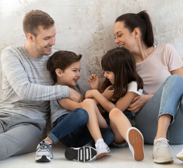 Genitore e bambino sereni dopo percorso di consulenza educativa