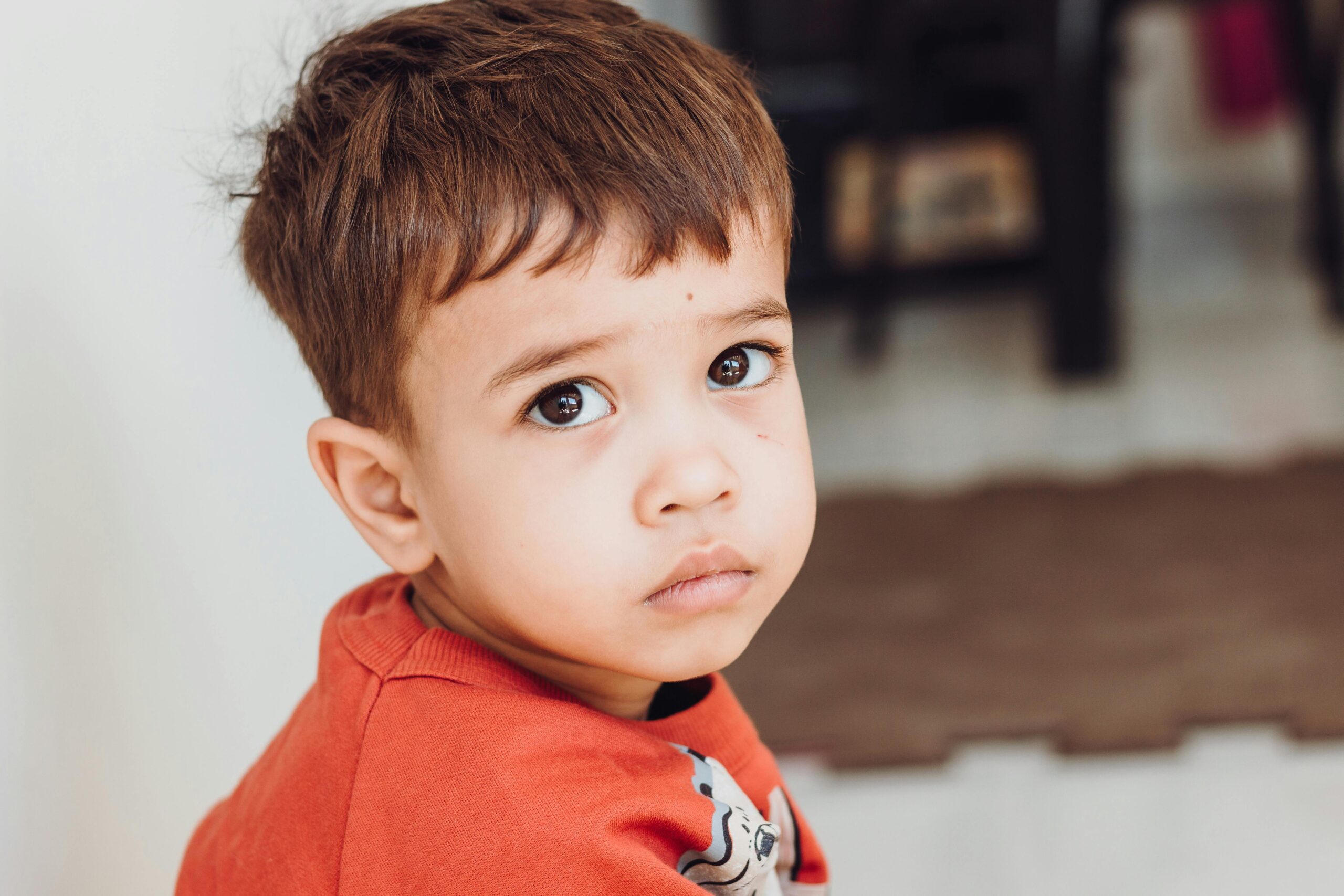 Il mio bambino capisce tutto ma parla poco: quando preoccuparsi