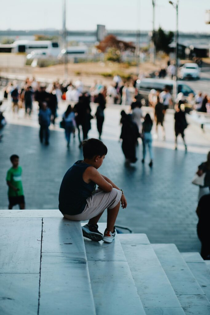 Bambino che si isola dal gruppo di coetanei durante il gioco: possibile segnale di neurodivergenza
