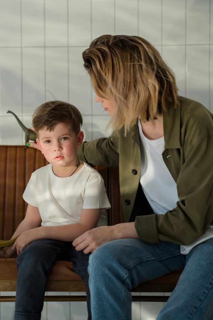 Mamma che cerca di parlare con il suo bambino dopo che ha avuto una crisi in pubblico