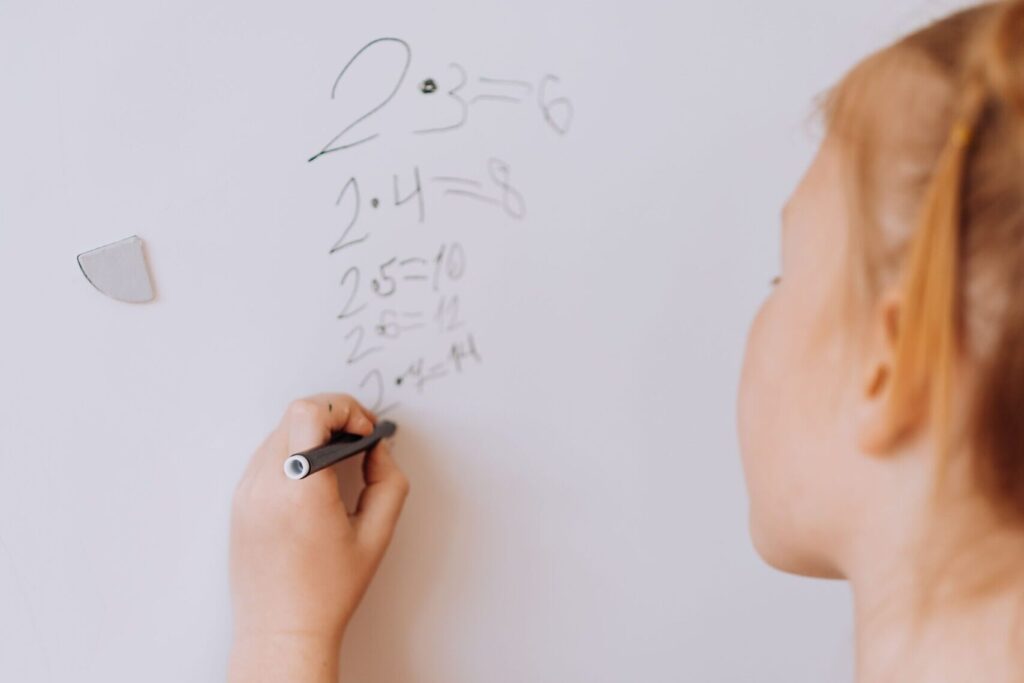 plusdotazione nei bambini - bambina che fa operazioni di matematica